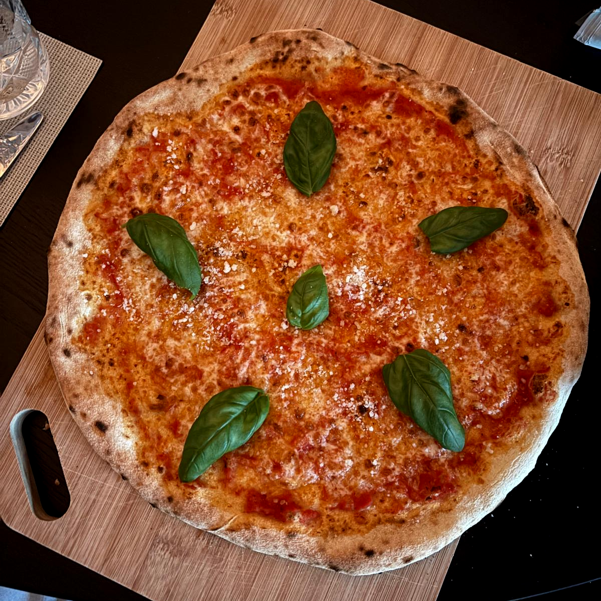 Vers gebakken margherita pizza uit de oven van Dough & Co